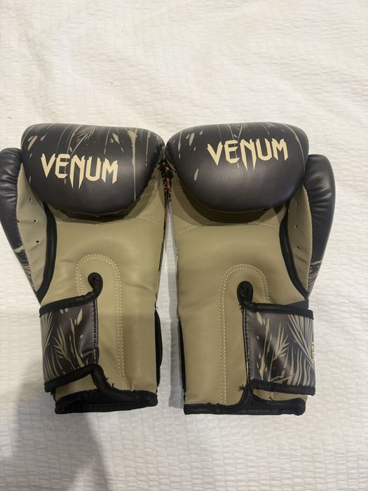 Чисто нови боксови ръкавици Venum Tiger 12oz + ПОДАРЪК Бинтове Venum