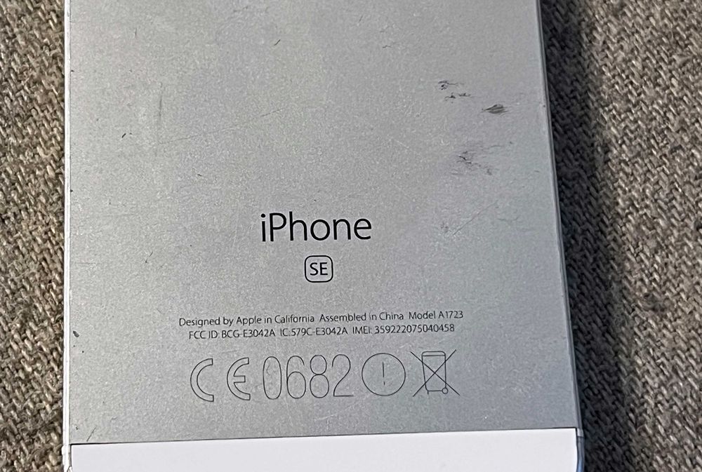iPhone SE 16GB Silver, functioneaza dar este blocat cu parola