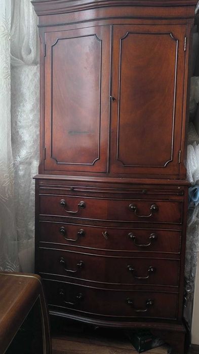 Махагонов бар шкаф