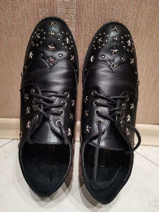 Дамски кожени обувки с капси