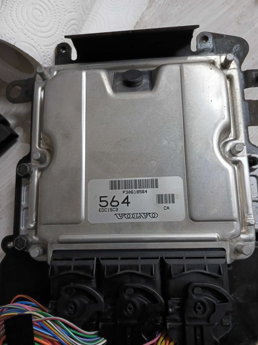 Продавам имобилайзер с ключ и компютър за Волво S40 1.9 DI 2000 г 102 к.с