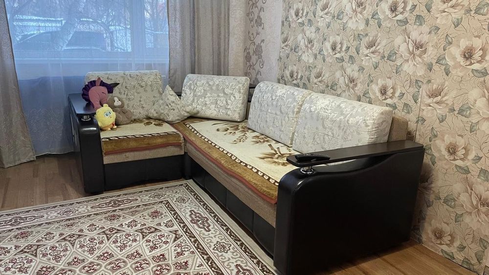 Продам угловой диван с креслом.