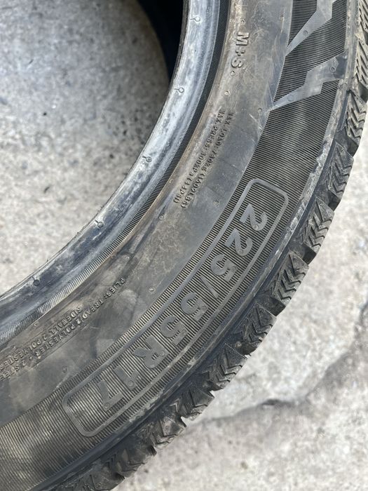 Зимни гуми 225/55/17 (почти не карани)
