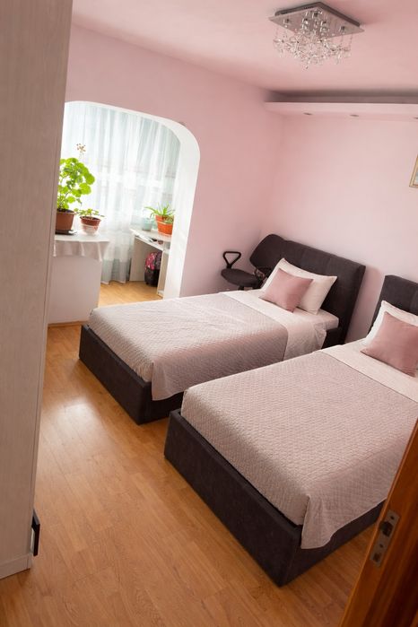 Vând apartament 4 camere 2 bai cartierul Noua