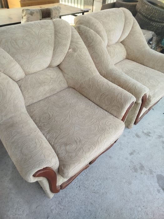 Продам  2 мягких  кресла