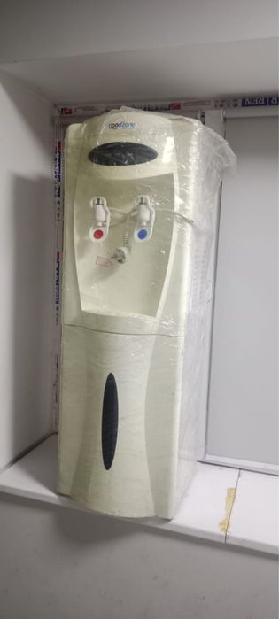 напольный кулер (диспенсер)