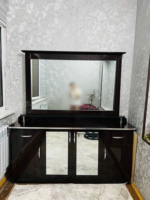 Зеркальная тумба для спальни — стильная и вместительная