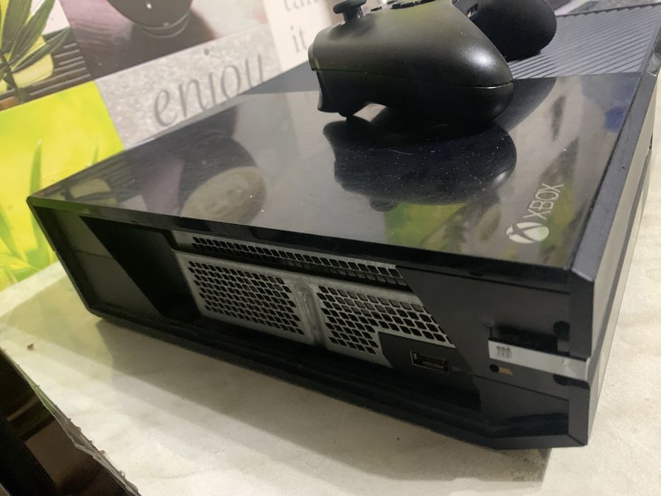 Продам xbox one на 500 гб
