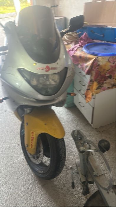 Motocicleta yamaha 600 cm
