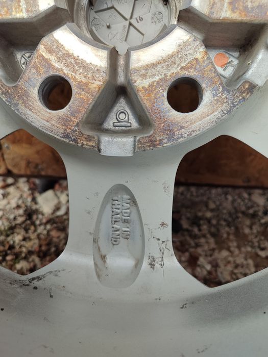 Продаю  оригинальные диски с шинами летними 16