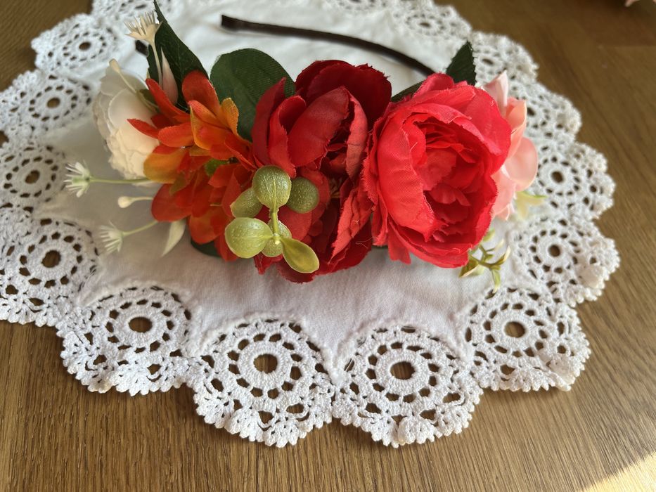 Диадема с цветя ,ръчна изработка.