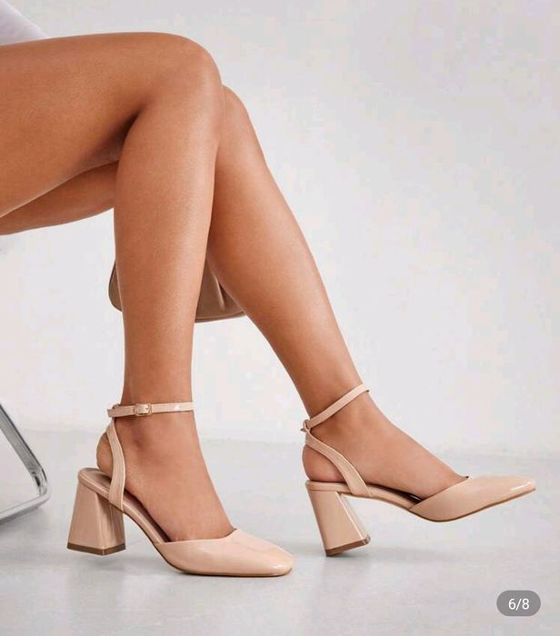 Елегантни бежови лачени сандали