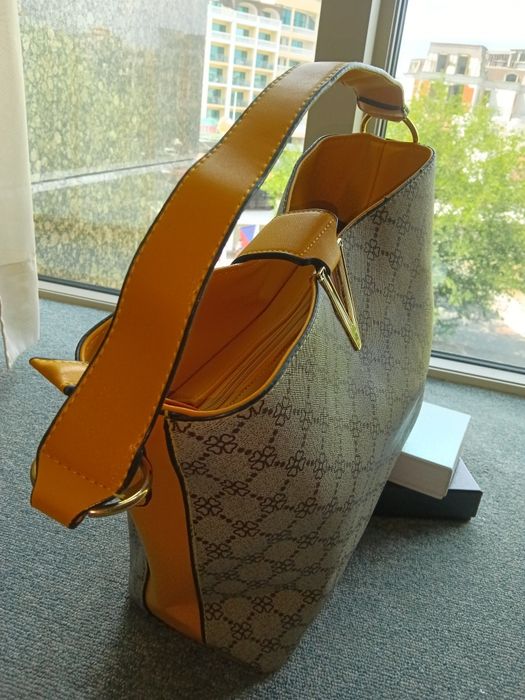 Много удобна дамска чанта, в която лесно ще съберете и ще откривате вс