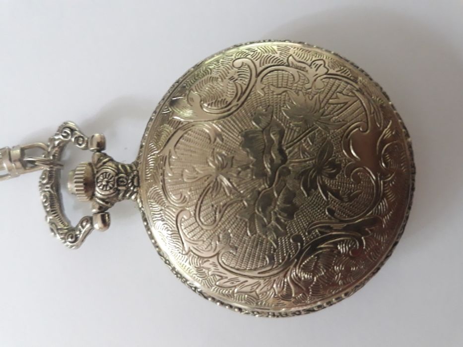 джобен, кварцов, с три коня на капака и непретенциозен кюстек.