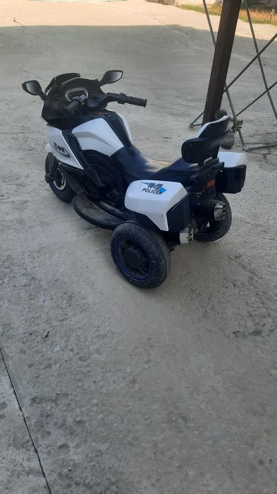 Продам машинку детскую