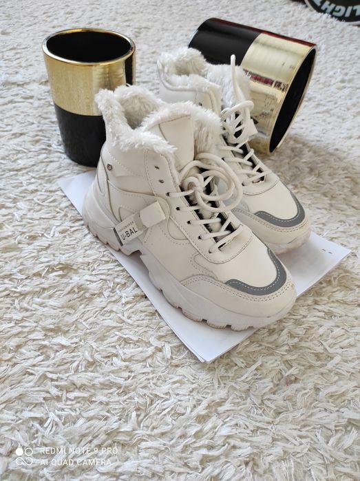 Кроссовки зимние.