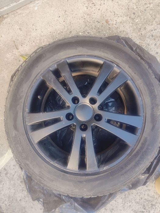Anvelope iarna cu jante de 16 folosite pe un vw golf