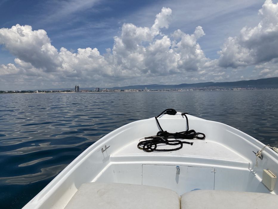 Продавам Лодка с двигател и колесар