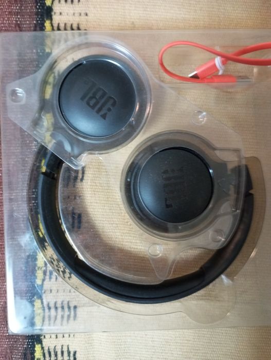 Продам наушники JBL