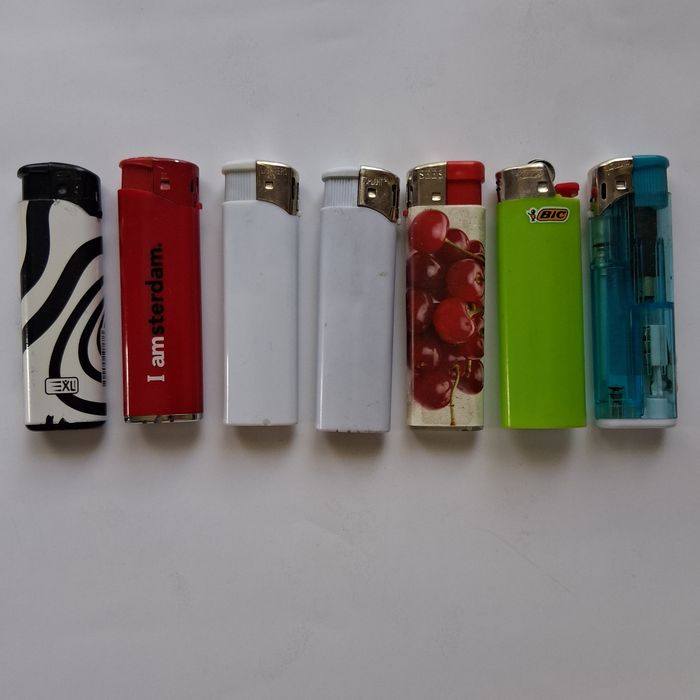 Продавам запалки за цигари.