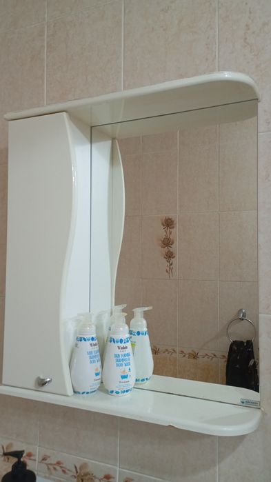 Продам шкафчик с зеркалом.