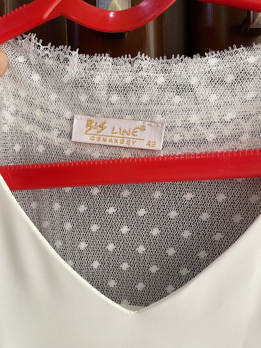 Изысканное белое платье с кружевами