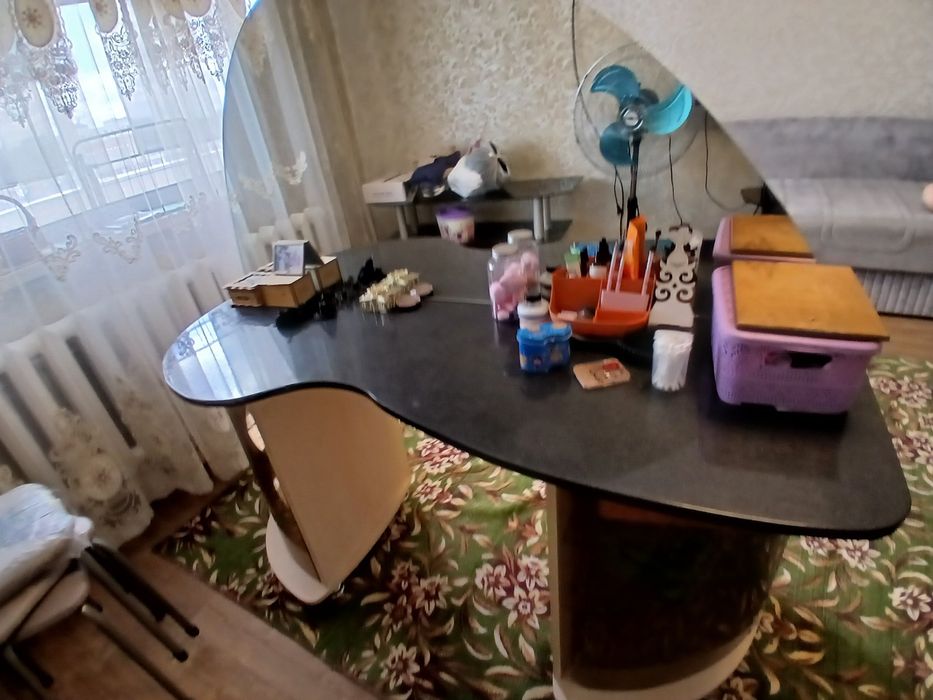 Продам столик с зеркалом