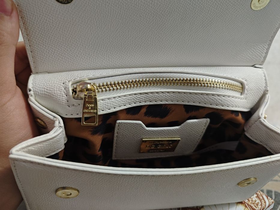 Белая сумка D&G.