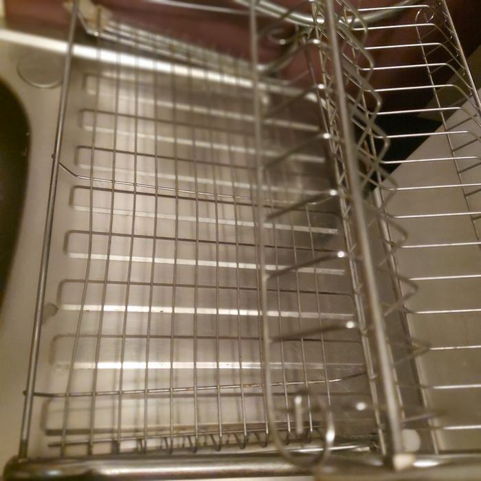 Vind suport din inox pentru vase. Are rugina la partea de dedesubt .