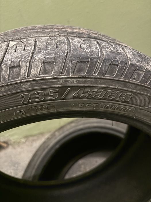 Продам 2 шт шины срочно R18