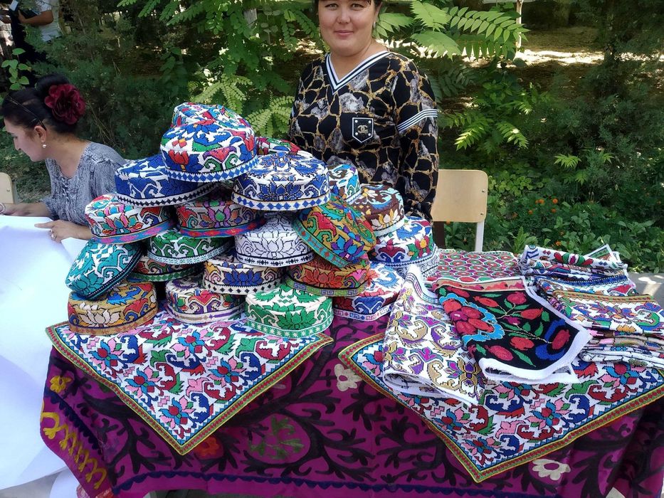 qo'l mehnatida tikilgan duppi va kashtashilik mahsulotlari