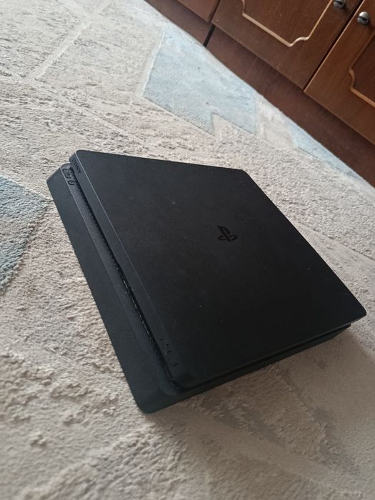 Продам ps 4 slim в хорошем состоянии