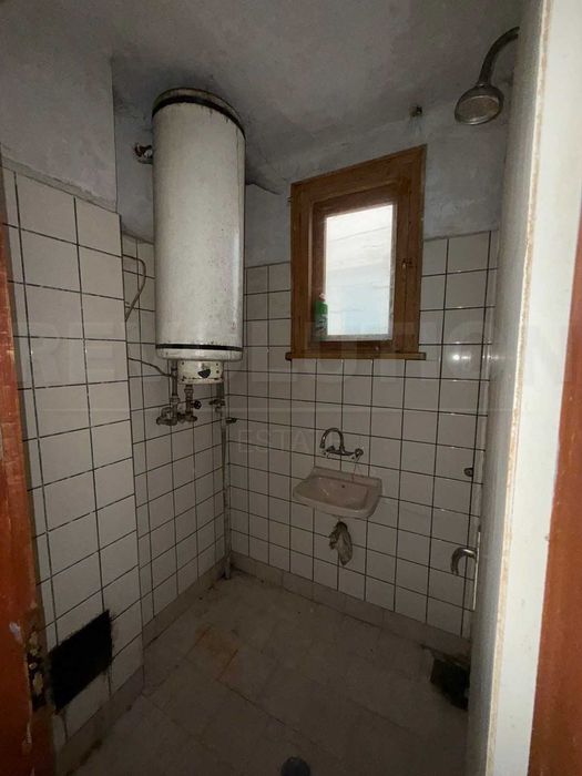 Триетажна къща в с. Долни Окол