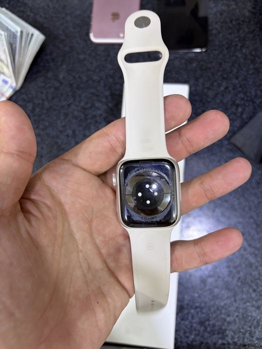 Apple vatch 8.45 holati ideal oq rang karopka dak kamplekt