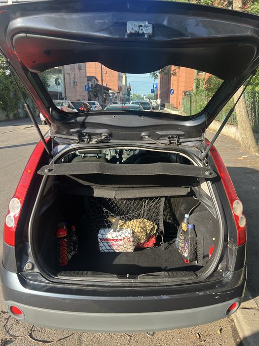 Ford Fiesta cu 2 randuri de roti