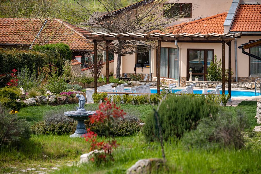 Луксозна къща с басейн, голям двор - парк, лятна веранда