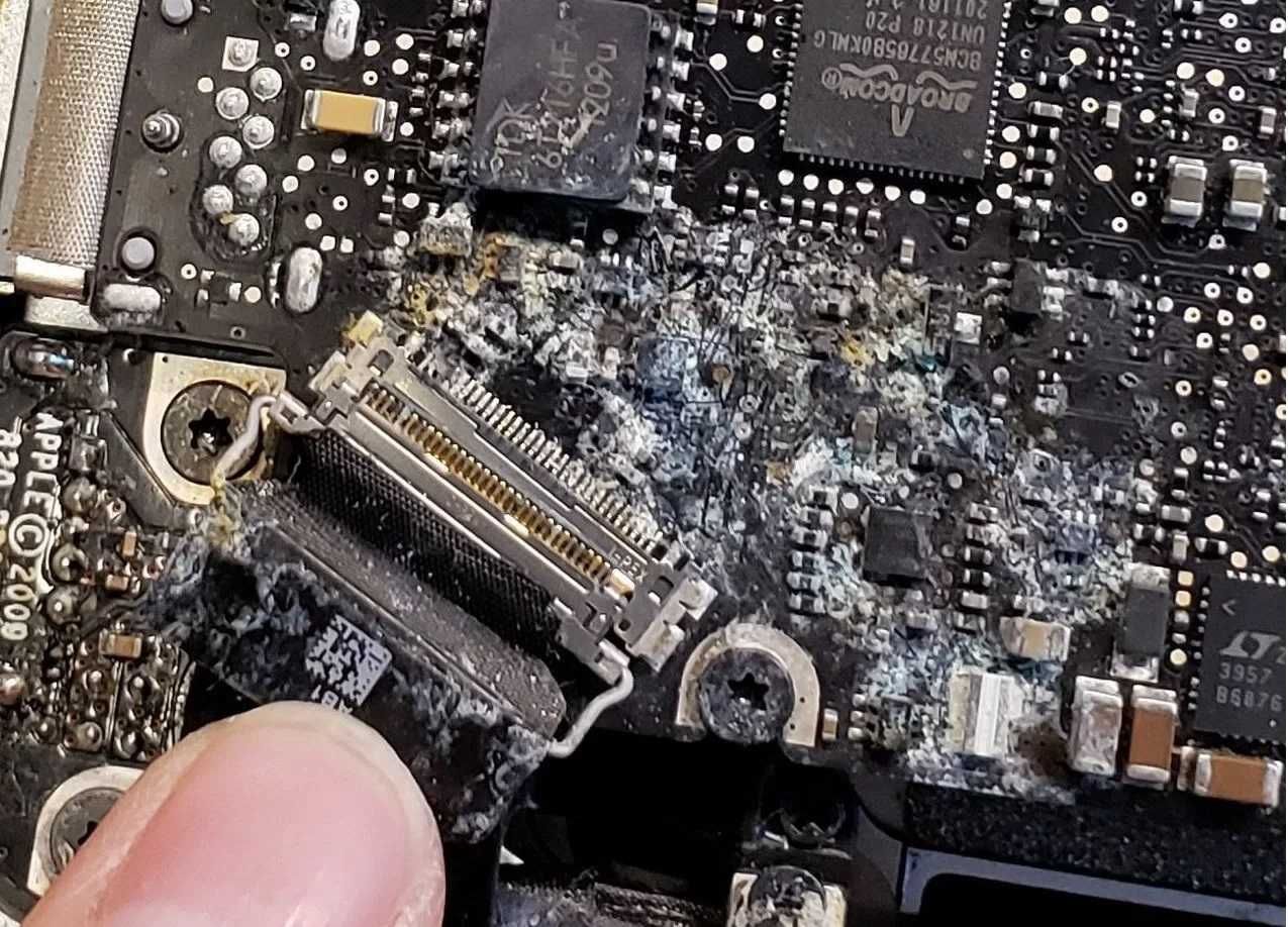 Восстановление iphone после воды. MACBOOK a1278 микросхема биоса. MACBOOK Pro 13 2011 Logic Board. SMC контроллер MACBOOK. MACBOOK a1278 прозвон платы.