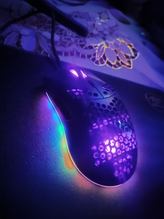 Геймърски компютър и монитор