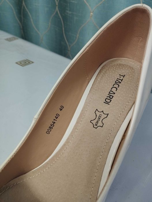 Продам белые удобные туфли