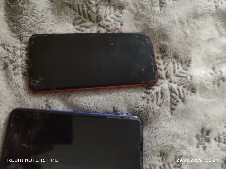 Обменяю два телефона на один