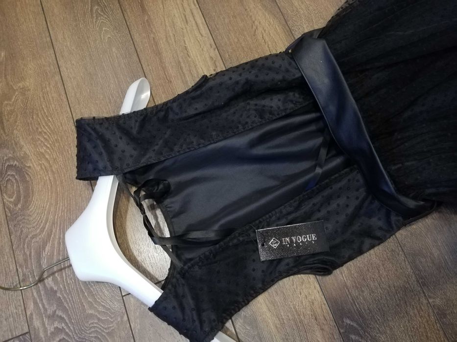 Официална, тюлена рокля на точки.