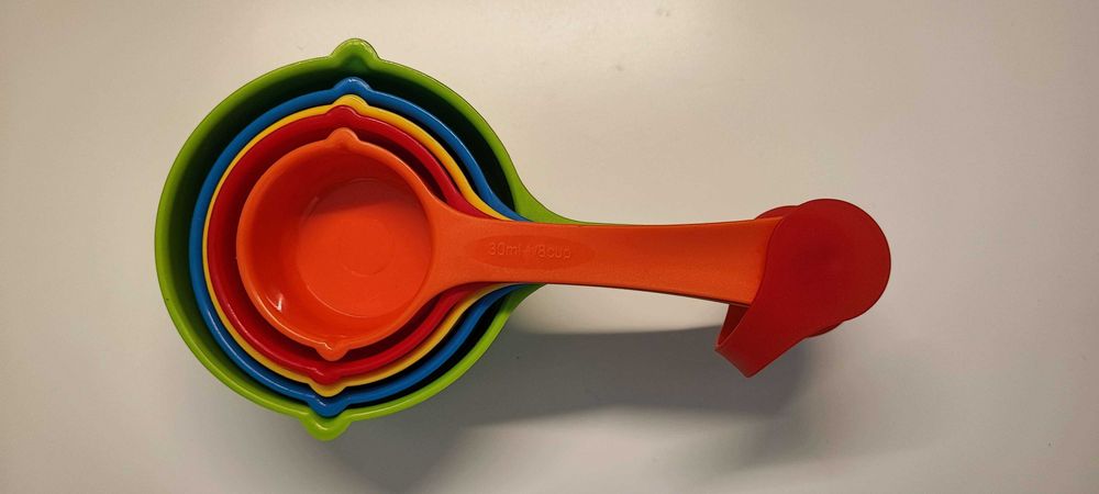 Комплект от 5 пластмасови мерителни чаши, многоцветни