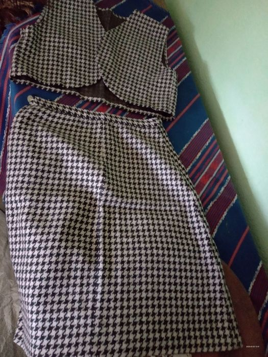 Vând costum de dama din stofa grena, costum vesta și fusta midi