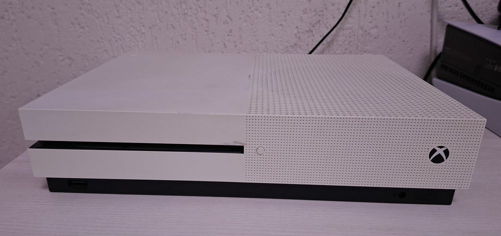 Consolă Microsoft Xbox One S 500Gb