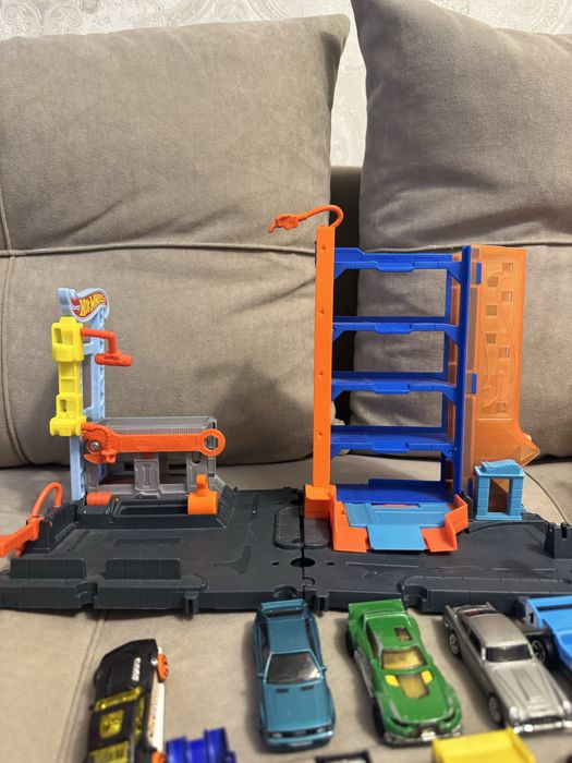Hot Wheels трек + паркинг + автовоз