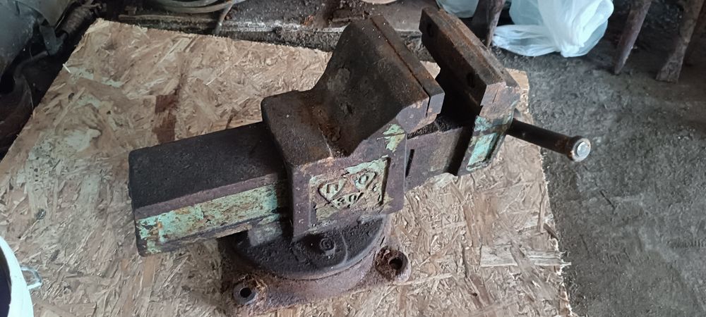 Тиски советский рабочи