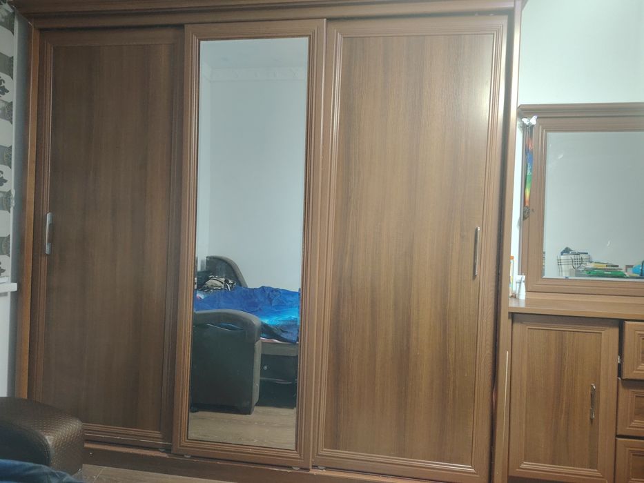 Shkaf va komod yaxshi xolatda