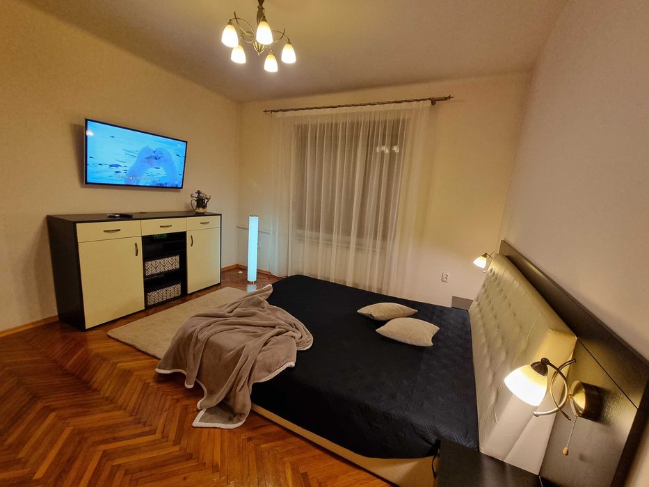 Comoda TV cu dulapuri, sertare si rafturi