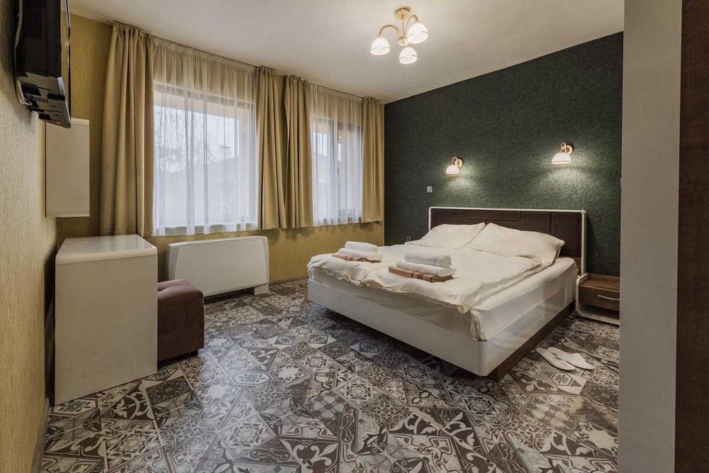 Луксозна къща с басейн, голям двор - парк, лятна веранда