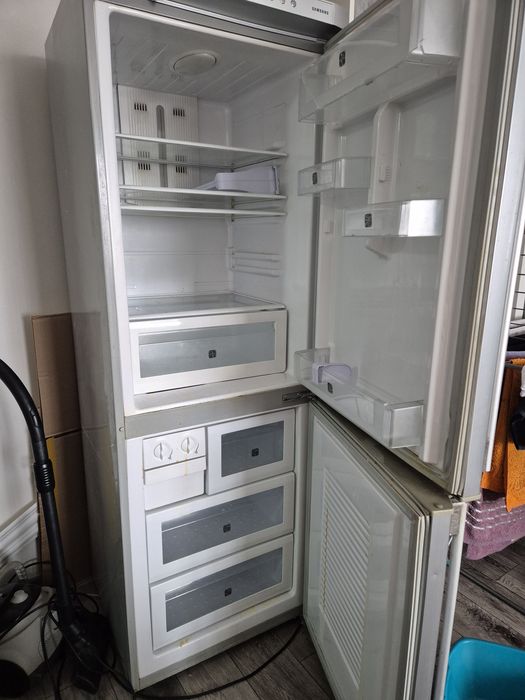 Холодильник Samsung